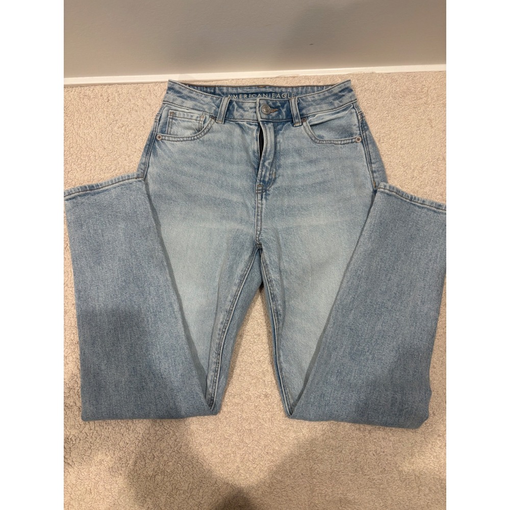 American Eagle Strigid High Waisted Mom Jeans Light Wash Blue Size 00 Short